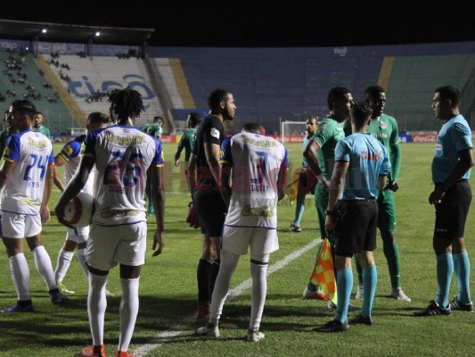 FOTOS: Así fue el zafarrancho entre jugadores de Olimpia y Marathón que dejó cuatro expulsados en el clásico