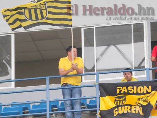 Fotos del ambiente en el estadio de Choluteca para el repechaje Lobos UPNFM vs Real España