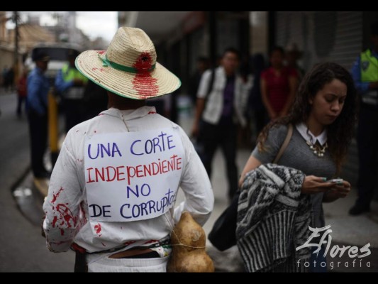 Feministas protestan en las cercanías del Congreso Nacional