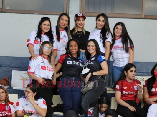 Duelo de bellezas: Hermosas aficionadas adornan final de ida entre Olimpia y Real España