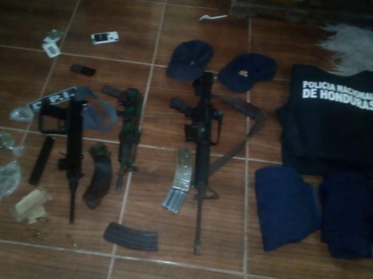 Con indumentaria policial falsa y armas, mareros operaban en La Ceiba