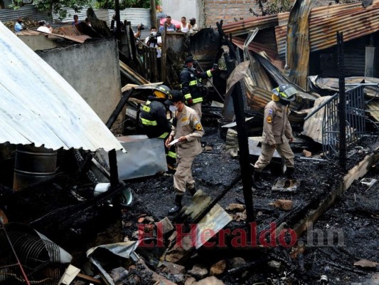 Lágrimas y dolor: incendio arrasa con dos casas en la Nueva Capital (FOTOS)