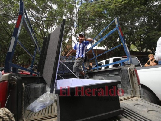 FOTOS: Familiares de reos asesinados en cárcel La Tolva reclaman cuerpos de la morgue