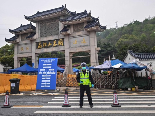 Tras cuarentena por covid-19, muchos en Wuhan entierran a sus muertos