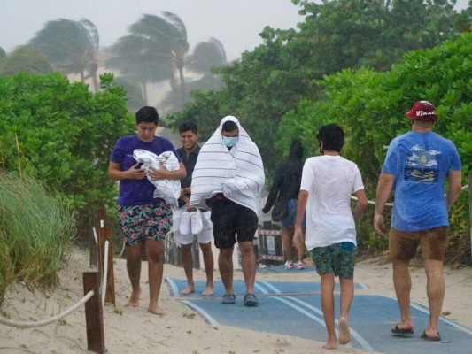 Las imágenes: Eta lleva aguaceros a las calles ya inundadas de Florida