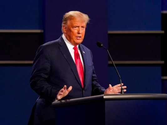 Los curiosos gestos de Trump durante último debate con Biden (FOTOS)