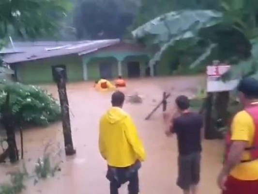 En imágenes: La tempestad no pasa para habitantes del Valle de Sula, que siguen bajo el agua tras potentes lluvias