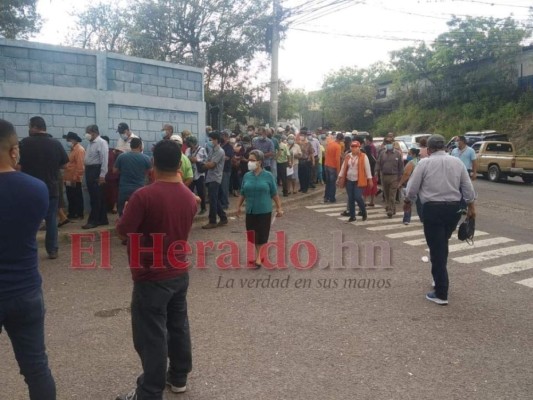 Descontrol y aglomeraciones en entrega de DNI a adultos mayores (FOTOS)