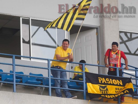 Fotos del ambiente en el estadio de Choluteca para el repechaje Lobos UPNFM vs Real España