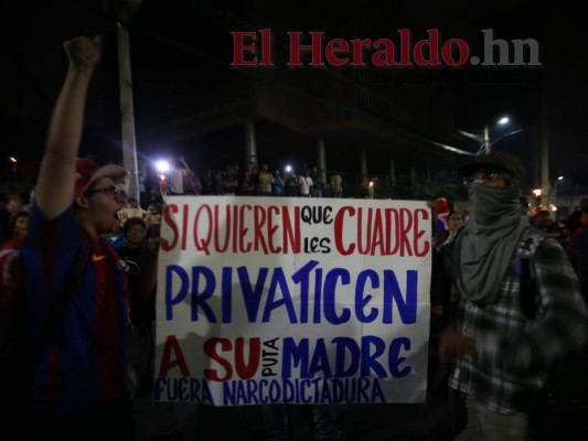 FOTOS: Marcha de las Antorchas llega a las afueras del Congreso Nacional