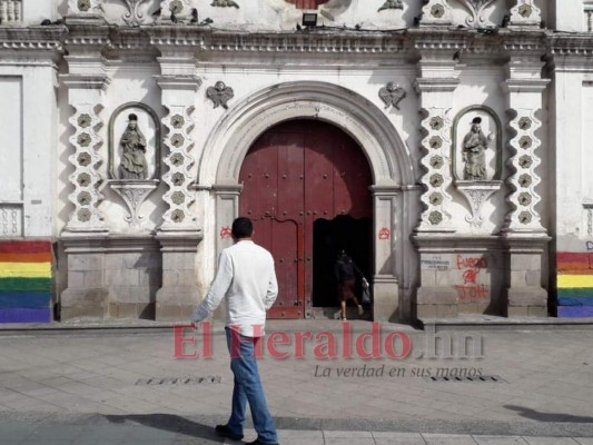 FOTOS: Pintada con la bandera LGTBI amanece iglesia Los Dolores   