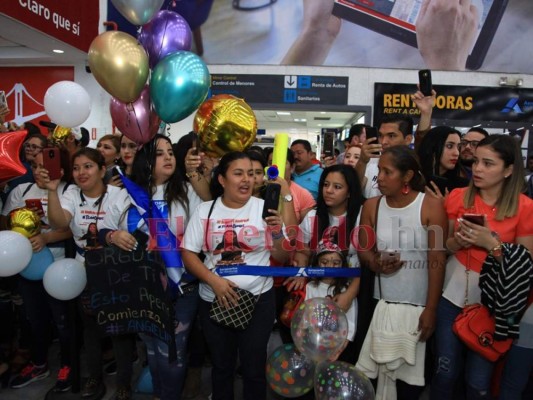 FOTOS: Como una reina reciben a Angie Flores en Honduras