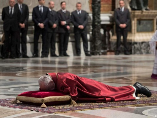 Papa Francisco conmemora la Pasión de Cristo postrado el Viernes Santo