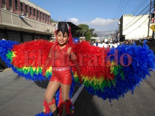 Honduras vive la fiesta del 196 aniversario de independencia con coloridos desfiles