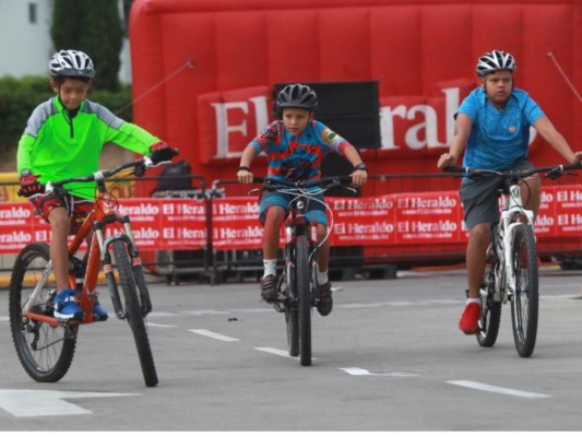 Fotos: Así se vive la Vuelta Ciclística Infantil de EL HERALDO