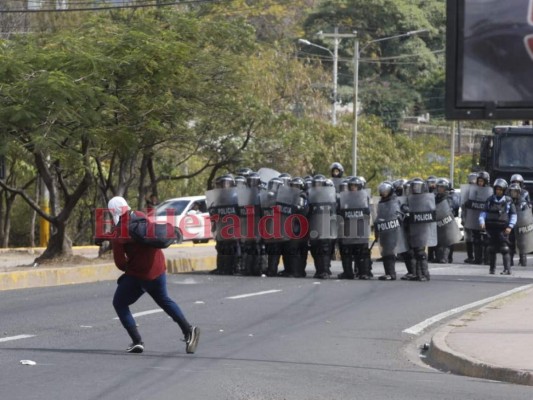 FOTOS: Desorden y caos afuera de la UNAH en el inicio de clases