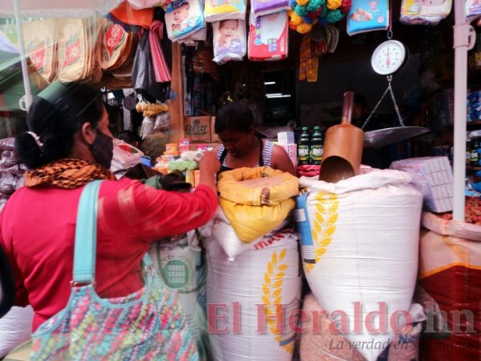 Con o sin mascarilla, capitalinos abarrotan mercados pese a que amenaza persiste (FOTOS)