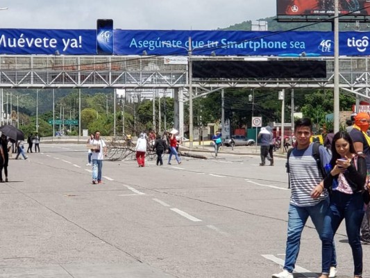 FOTOS: Sin paso en bulevar Suyapa por protestas frente a UNAH