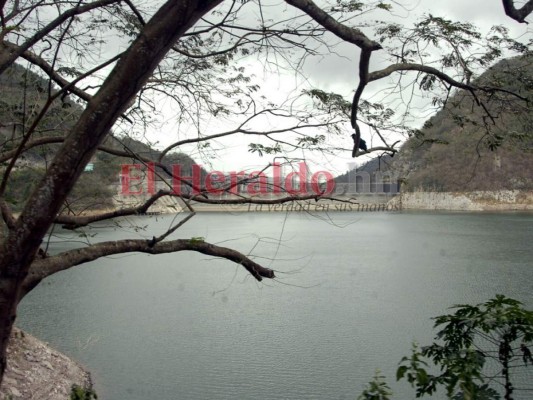 Así se ejecuta la descarga de agua en la represa El Cajón (Fotos)