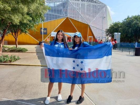 Bellas aficionadas catrachas se roban las miradas en el BBVA Compass para el Honduras-Qatar