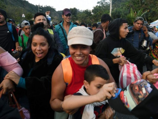 La angustia, el frío y hambre golpean a los migrantes de la caravana en la frontera de Honduras con Guatemala