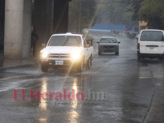 Imágenes de la fuerte lluvia que sorprendió este miércoles a los capitalinos