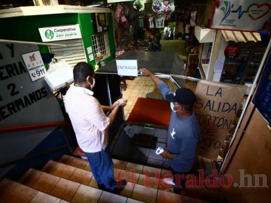 Masiva afluencia de personas durante circulación de dos dígitos (FOTOS)