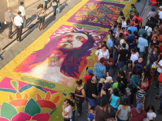 Coloridas alfombras de aserrín engalanan procesiones de este Viernes Santo