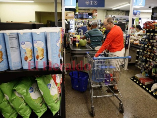 FOTOS: Carretas repletas y enormes filas, así lucen los supermercados de la capital