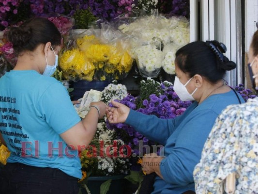 Flores, dulces y pastel: así festejan los capitalinos el Día de las Madres