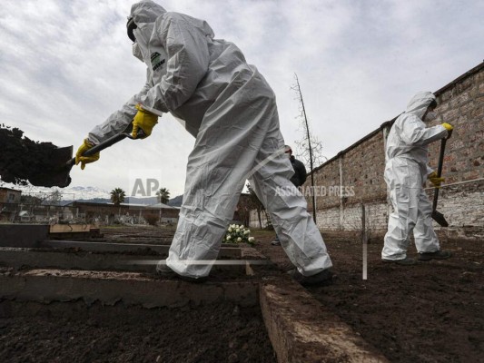 Féretros apilados y entierros en soledad, el día a día en los cementerios durante la pandemia