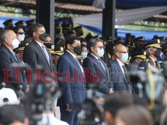 Condecoraciones, distinciones y ascensos de oficiales en el 196 aniversario del Ejército