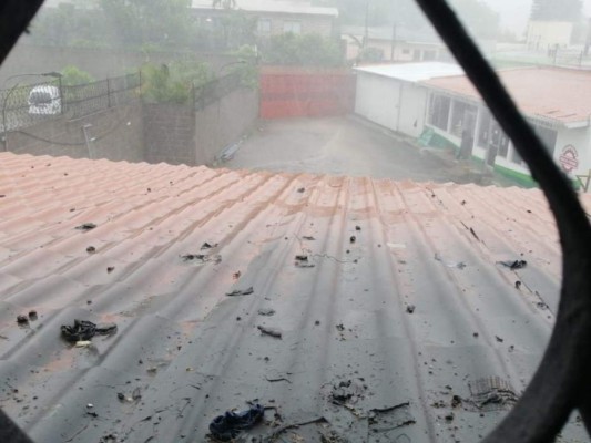 Tráfico, inundaciones y carros atascados por fuerte lluvia en la capital