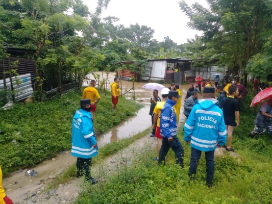 Dramático rescate de familias afectadas por el huracán Eta en Honduras (FOTOS)