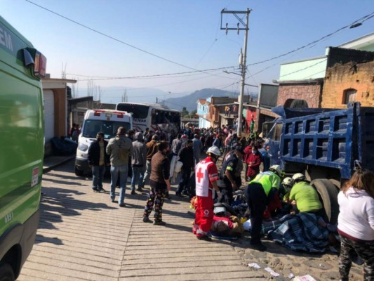 Las dolorosas imágenes del trágico accidente que dejó 19 muertos en México (Fotos)