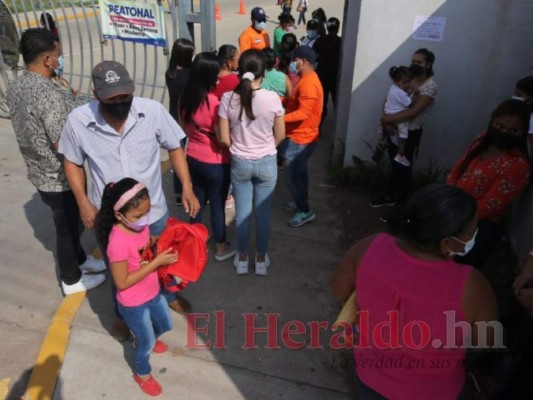 Largas filas y en orden: Así continuó la aplicación de la vacuna de refuerzo anticovid en la capital