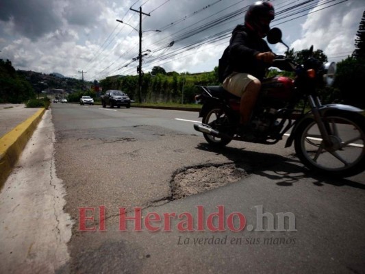 Baches, tierra y alcantarillas destapadas: deterioradas calles de la capital (FOTOS)