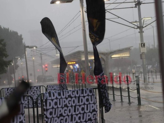 A pesar de la lluvia, fanáticos llegan al BBVA Compass y apoyan a Honduras