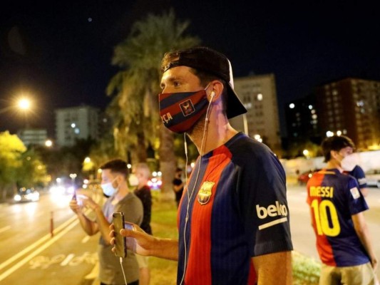 FOTOS: Aficionados del Barcelona devastados y enojados por salida de Messi