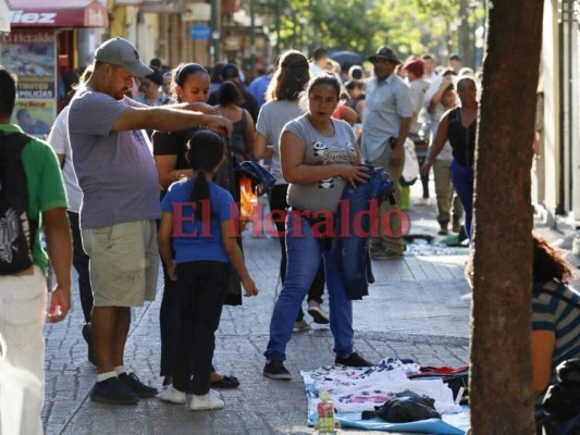 Vendedores ambulantes tienen luz verde para ofrecer su mercancía en el Paseo Liquidámbar