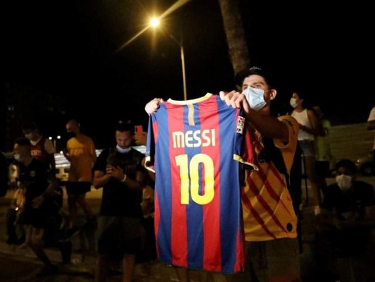 FOTOS: Aficionados del Barcelona devastados y enojados por salida de Messi