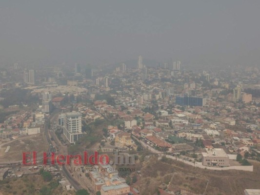 FOTOS: La capital se viste de gris por el humo que dejan los incendios forestales