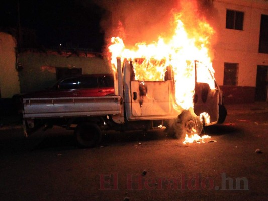 FOTOS: Así quedó el vehículo de la Policía incendiado afuera del Estadio Nacional