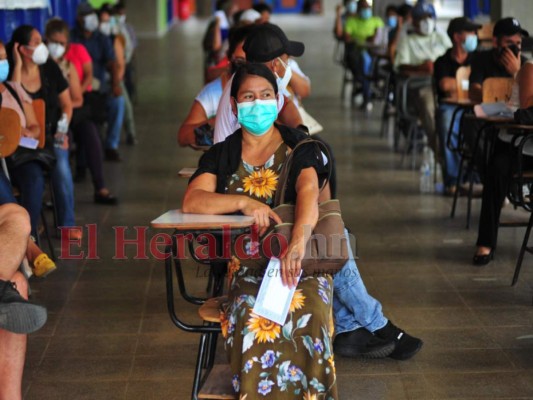 Cientos de hondureños acuden a recibir la segunda dosis contra el covid-19 (Fotos)