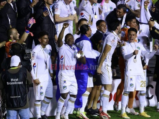 Júnior Lacayo celebró con la Bandera de Honduras; Comunicaciones fue superior a Motagua