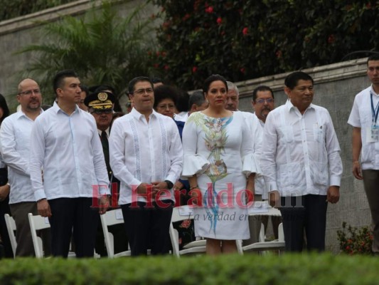 De vestido blanco y zapatos azules, así llegó Ana de Hernández al grito de independencia 2019