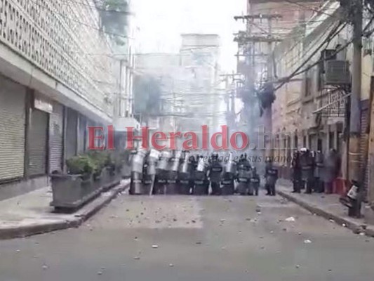 FOTOS: El caos y desolación que dejaron las protestas en los alrededores del Congreso Nacional