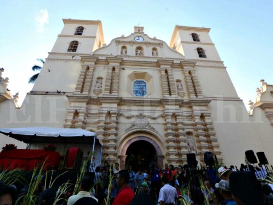 Honduras recibe la Semana Santa con miles de ramos en Tegucigalpa