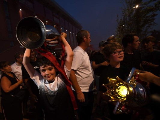 ¡Se les olvidó la pandemia! Miles celebran el título del Liverpool