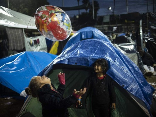 FOTOS: Fuerte lluvia destruye carpas en las que dormían migrantes de la caravana en Tijuana, México